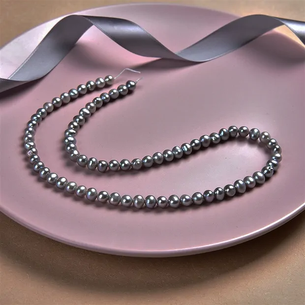 Rang de collier Potatoe, perle d'eau douce, pétrole (teintée), 05-06mm | Marco Schreier