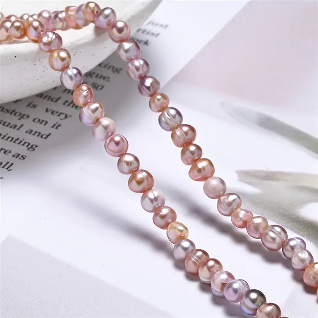 Rang de collier Potatoe, perle d'eau douce, violet clair (teintée), 04 - 05mm | Marco Schreier