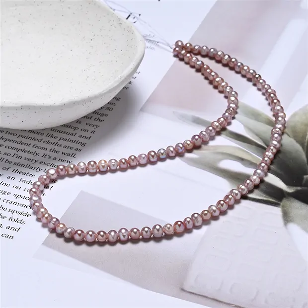 Rang de collier rond, perle d'eau douce, violet (teintée), 04 - 05mm (39cm) | Marco Schreier