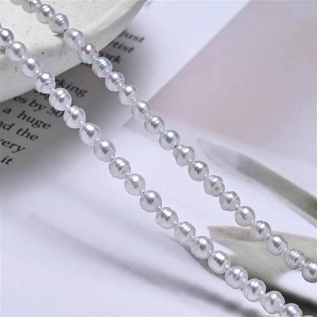 Collar de perlas de agua dulce, grano de arroz, gris plateado (teñido), 05 x 04mm (39cm) | Marco Schreier