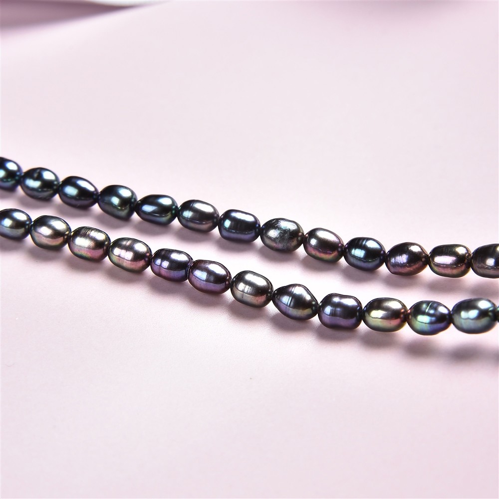Rang de collier grain de riz, perle d'eau douce, pétrole (teintée), 05-06 x 03-04mm | Marco Schreier