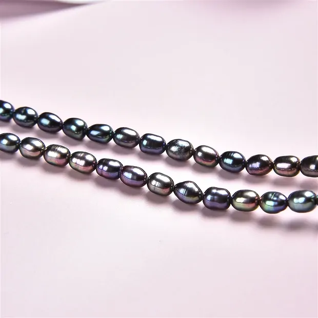 Rang de collier grain de riz, perle d'eau douce, pétrole (teintée), 05-06 x 03-04mm | Marco Schreier
