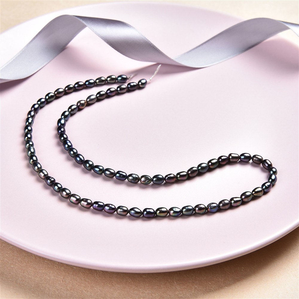 Rang de collier grain de riz, perle d'eau douce, pétrole (teintée), 05-06 x 03-04mm | Marco Schreier