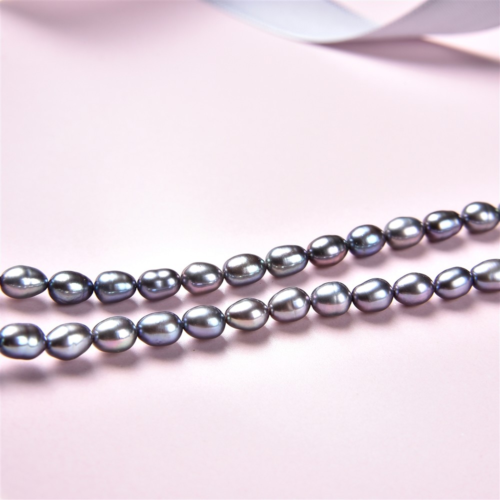 Filo di perle d&#x27;acqua dolce a grani di riso, color petrolio (tinte), 06-07 x 04-05 mm | Marco Schreier