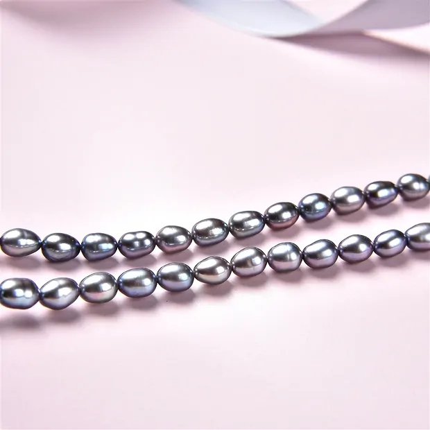 Rang de collier grain de riz, perle d'eau douce, pétrole (teintée), 06-07 x 04-05mm | Marco Schreier