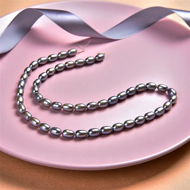 Collar de perlas de agua dulce, grano de arroz, violeta petróleo (teñidas), 06-07mm | Marco Schreier