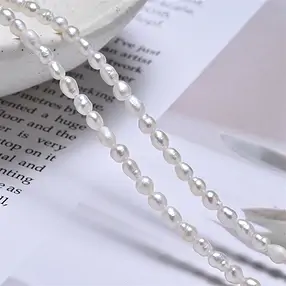 Filo di perle d'acqua dolce a grani di riso, bianco-crema, 04 x 02,5-03 mm | Marco Schreier