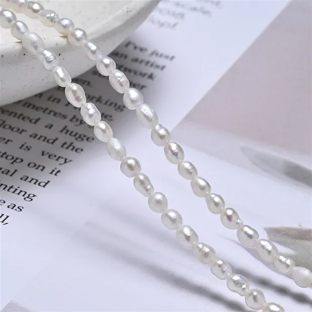 Filo di perle d'acqua dolce a grani di riso, bianco-crema, 04 x 02,5-03 mm | Marco Schreier