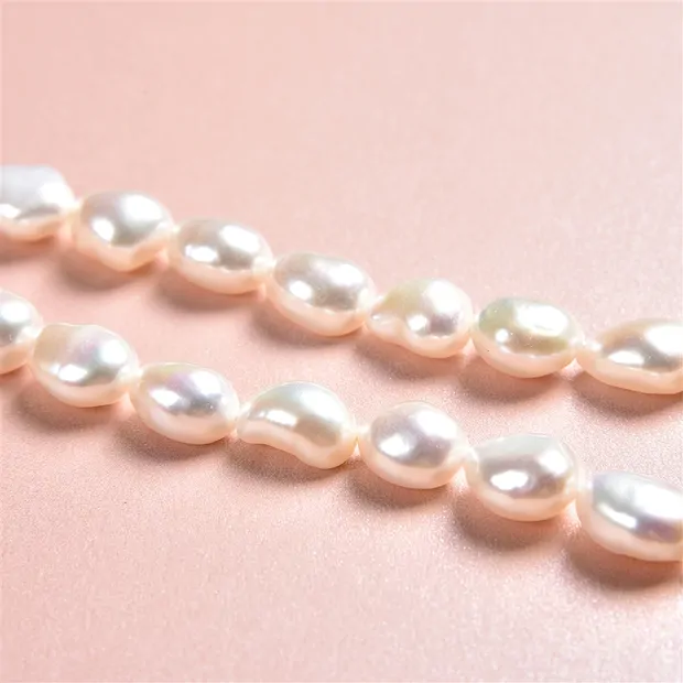 Rang de collier Freeform plat, perle d'eau douce, blanc-crème, 09 - 10mm | Marco Schreier