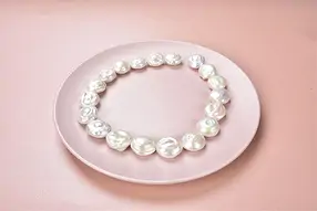 Strand freeform flat, freshwater pearl, cream-white, 20mm | Marco Schreier