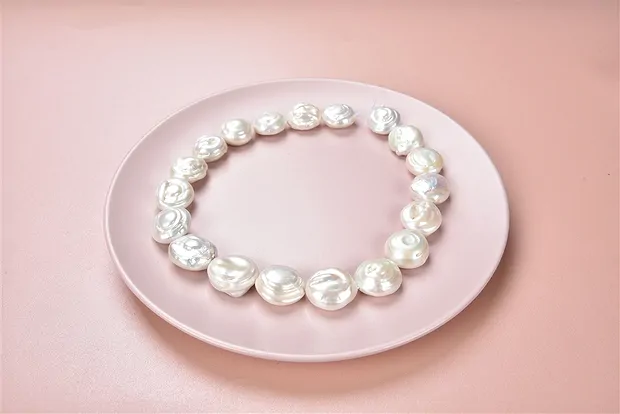 Collar de perlas de agua dulce planas, blanco crema, 20mm | Marco Schreier
