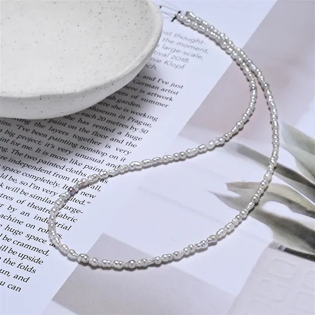 Collar Keshi, perla de agua dulce, gris-plata, 04 x 02,5-03mm (39cm) | Marco Schreier