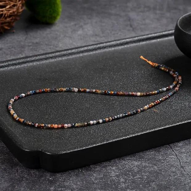 Rang de colliers, Piétersite, facetté, 02 x 02 x 02mm | Marco Schreier