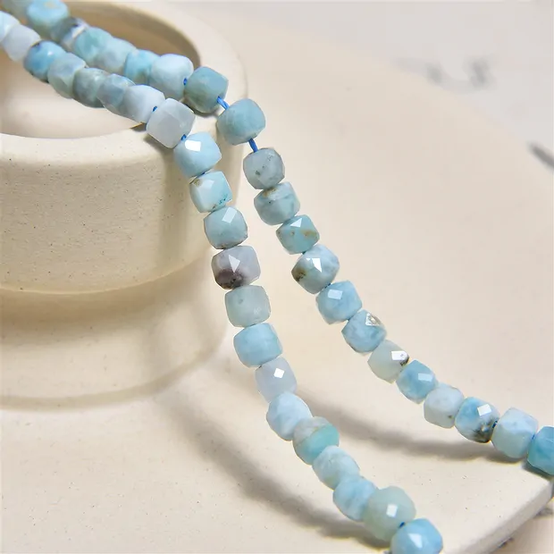 Rang de colliers, Larimar, 04 x 04mm, à facettes | Marco Schreier