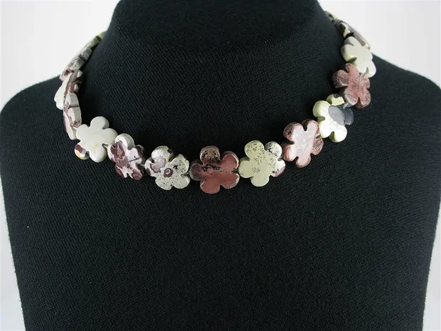 Rang de collier fleur, calcaire porcelanite, 20mm | Marco Schreier