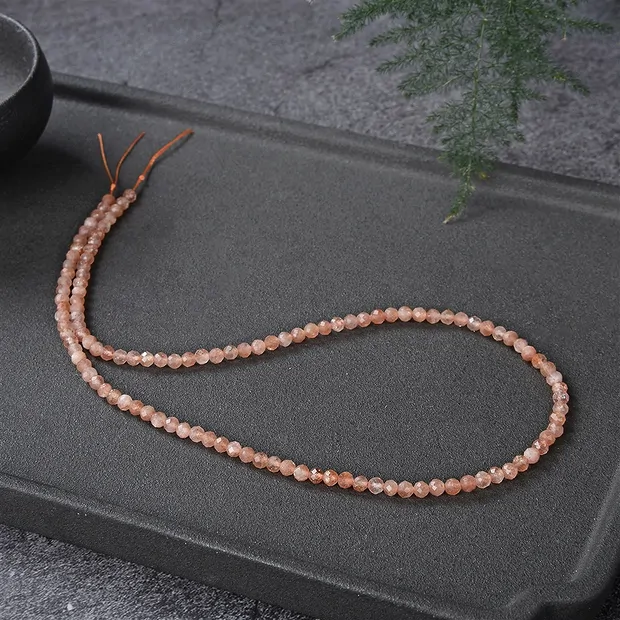 Rang de colliers, Pierre de soleil, à facettes, 02,5mm (39cm) | Marco Schreier