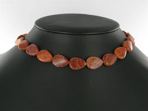 Colgante plano, Ágata (roseta de calcedonia) roja (teñida), retorcida, 18 x 13mm | Marco Schreier