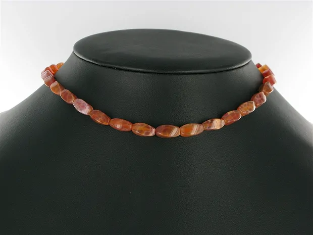 Twisted strand of rectangular stones, red snake agate (dyed), 12 x 06mm | Marco Schreier