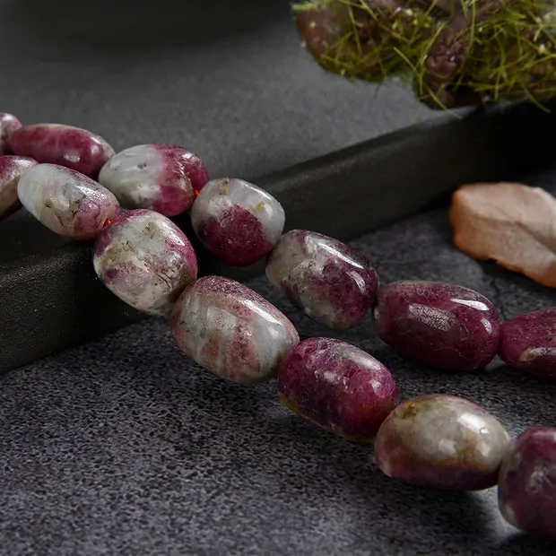 Strand of nuggets, tourmaline (pink), 15-20 x 08-13mm, with gradient (50cm) | Marco Schreier