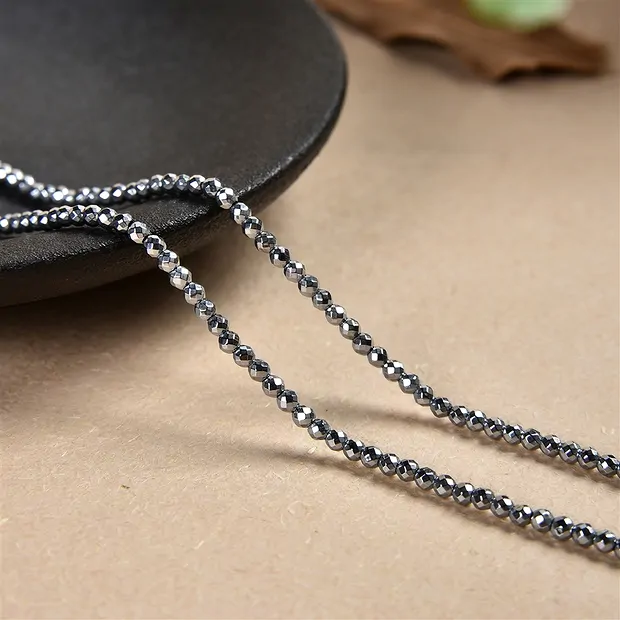 Rang de collier boules, hématite argentée (teintée), facettes, 02mm | Marco Schreier