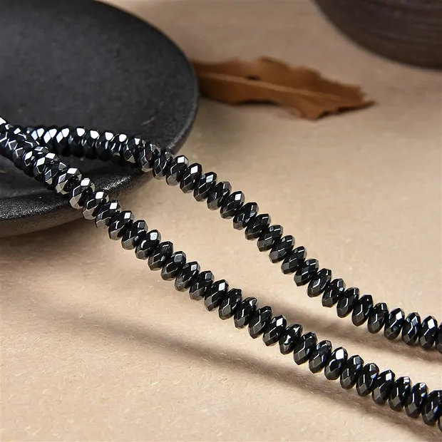 Rang de colliers Boutons, hématite, à facettes, 06mm | Marco Schreier