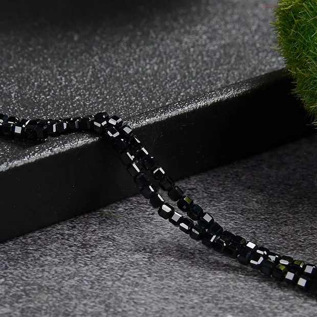 Rang de colliers, Spinelle (noir) 02mm, à facettes (39cm) | Marco Schreier