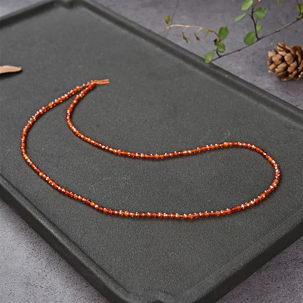 Cuentas de piedras preciosas, Circonia cúbica naranja (sint.), facetada, 03mm (38cm) | Marco Schreier