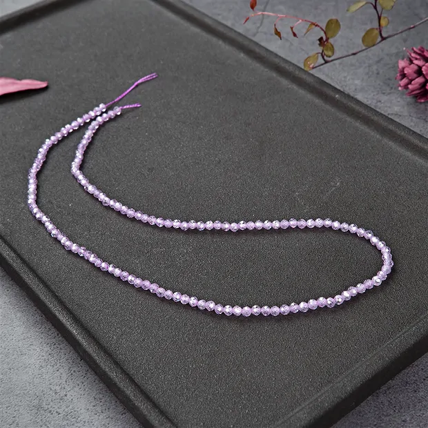 Cuentas de piedras preciosas, Circonia cúbica lavanda (sint.), facetada, 03mm (38cm) | Marco Schreier