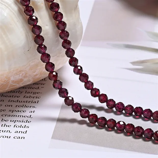 Strang Kugeln, Granat (violett), 04mm, facettiert | Marco Schreier