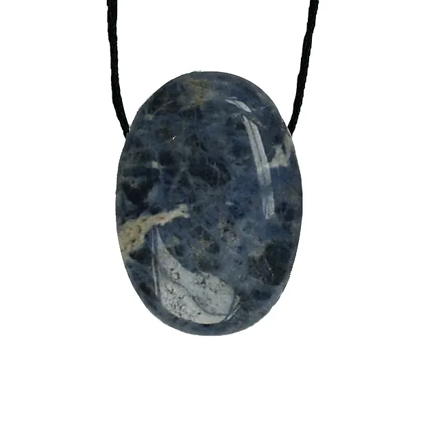 Pierre de la chance avec cordon sur carte astrologique Sagittaire/Sodalite | Marco Schreier