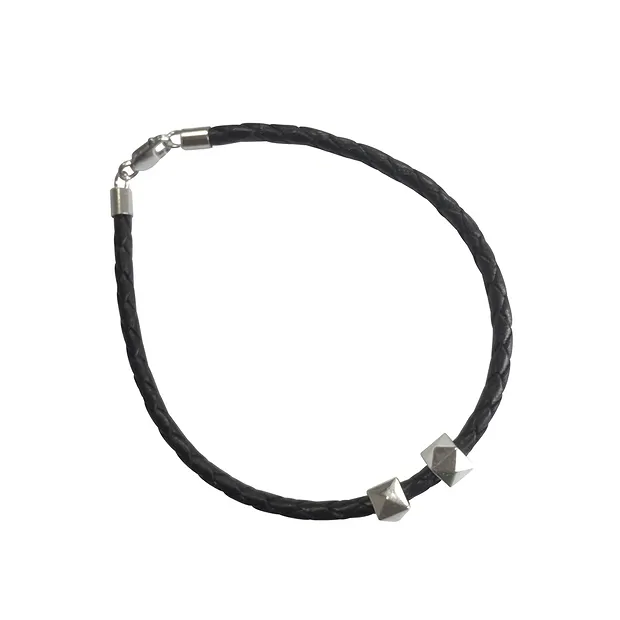 Cubo piramidale 6 mm, argento (4 pz./ UC) | grossista gemme e pietre curative