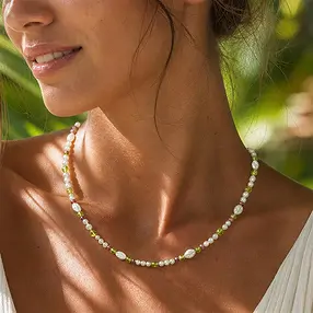 Collier de créateurs « feuille de nacre », Péridot, tourmaline, rhodié | Marco Schreier