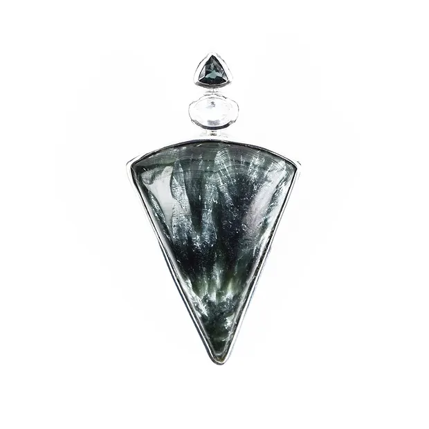 Colgante serafinita, triángulo (35 x 21mm), topacio, turmalina, 5,0cm, rodinado | Marco Schreier