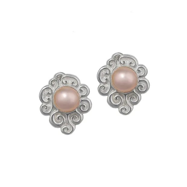 Perno auricolare in perla (rosa) con volute, 1,5 cm | Marco Schreier