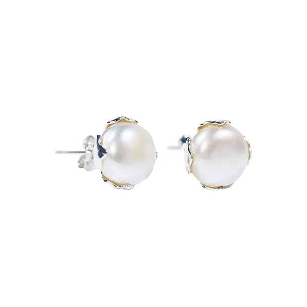 Clous d'oreilles perle blanche ronde (10mm), monture dentelée | Marco Schreier