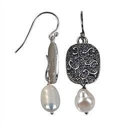 244005200071 Orecchini con viticci di perle bianche, 5,6 cm, parzialmente anneriti | Marco Schreier