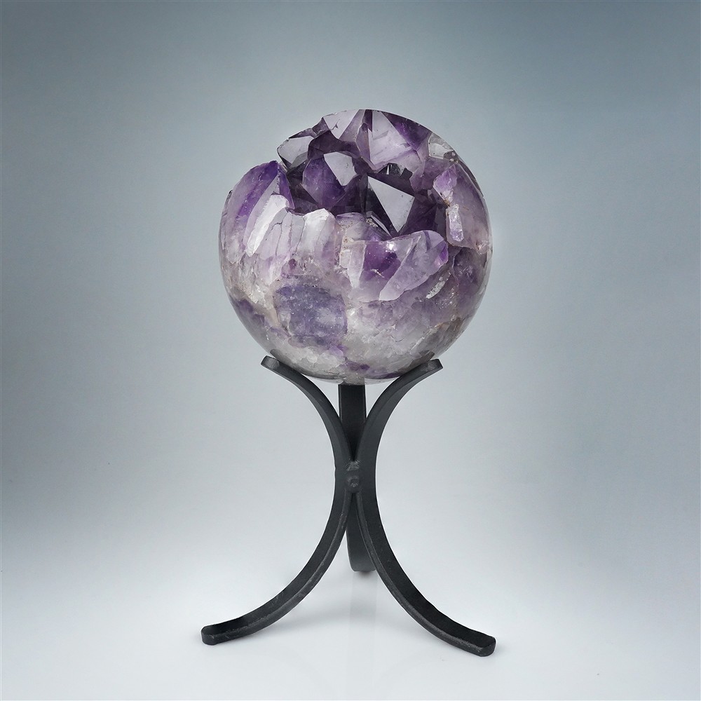 Esfera de amatista sobre soporte, 20 cm, pieza única 031 | Marco Schreier