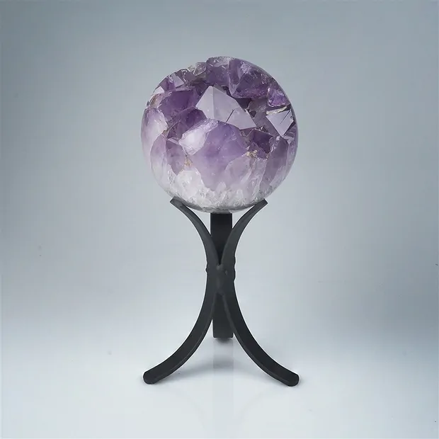 Esfera de amatista sobre soporte, 16 cm, pieza única 032 | Marco Schreier