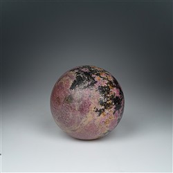 2801131004 Esfera de Rodonita, 8,5cm, única 004 | Marco Schreier