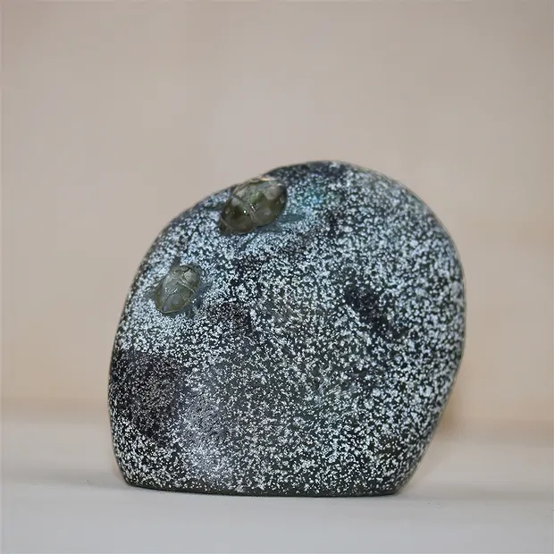 Engraving beetle, labradorite, 6.5 cm, unique 005 | Marco Schreier