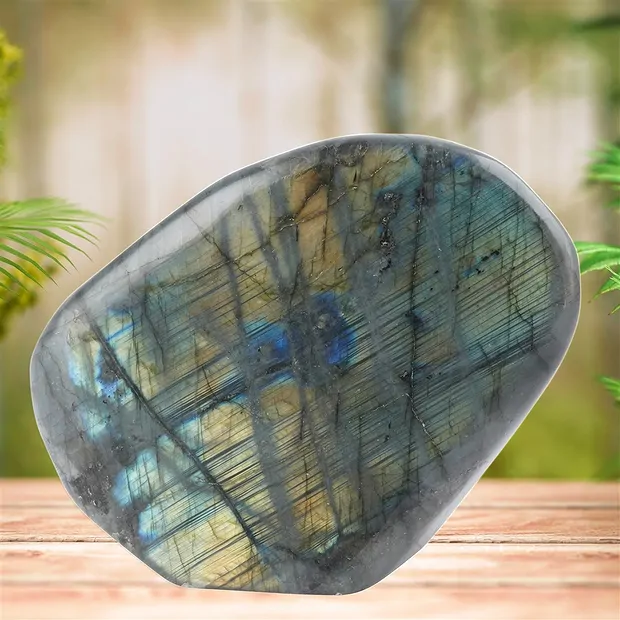 Taglio di labradorite, 17 x 13 cm, esemplare unico 018 | Marco Schreier