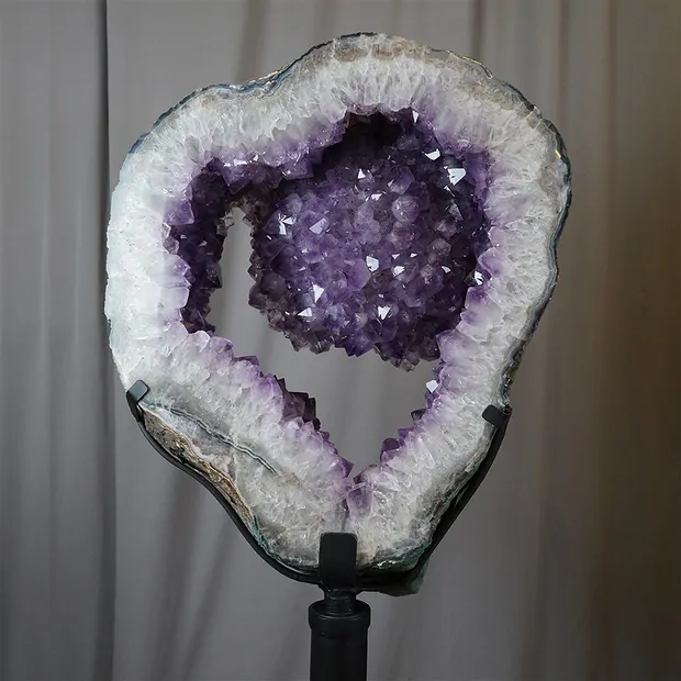 Amethyst auf Ständer Unikat 109 | Großhändler Edelsteine, Heilsteine & Schmuck