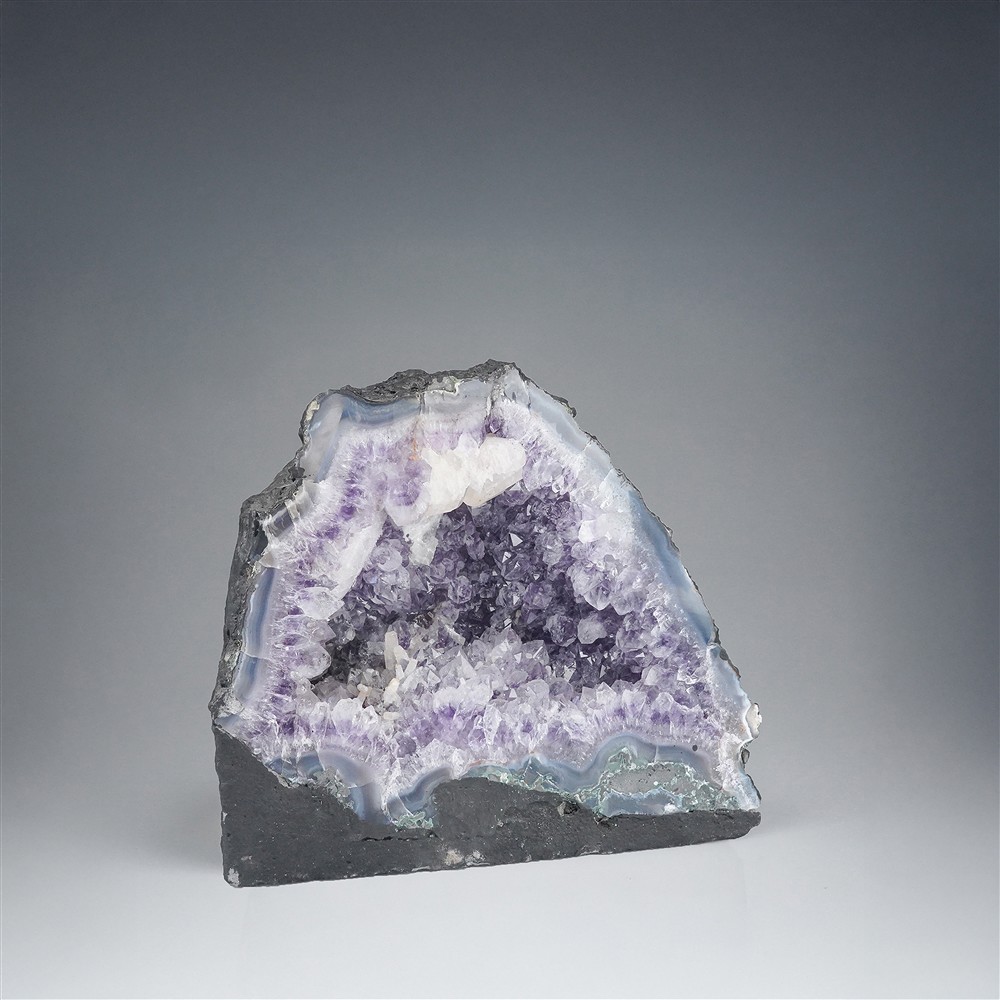 Amethyst geode, 18 cm, One-of-a-kind 587 | wholesaler gems & healing stones