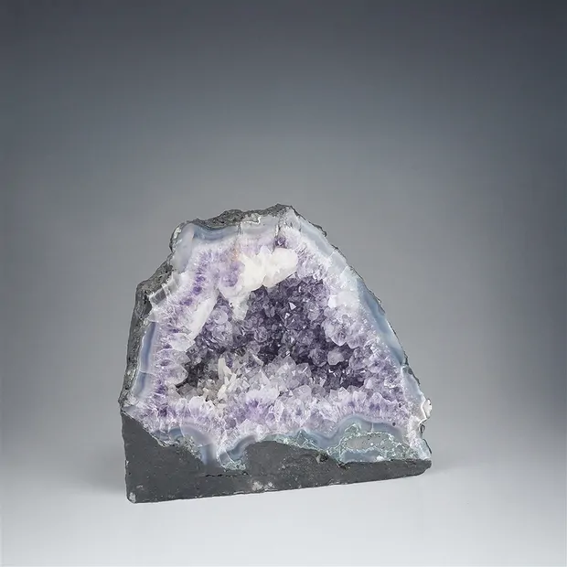 Amethyst geode, 18 cm, One-of-a-kind 587 | wholesaler gems & healing stones