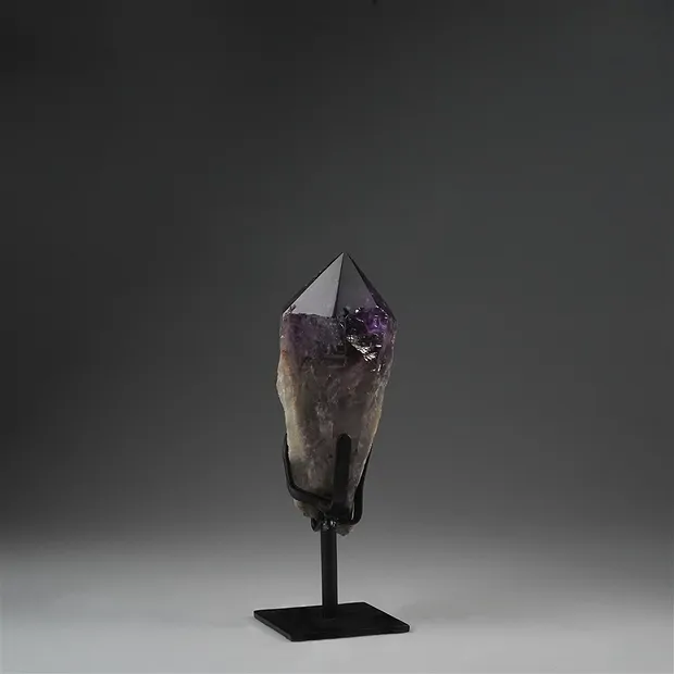 Punta de amatista sobre soporte, 22 cm, único 263 | Marco Schreier