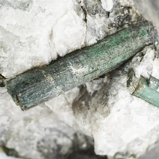 Esmeralda en Matrix UNIKAT 001 | piedras preciosas, piedras curativas y joyería