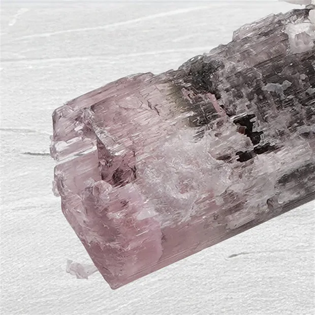 Cristallo di tormalina (rosa, nero) in Albite unico 002, 6,8 cm | Marco Schreier