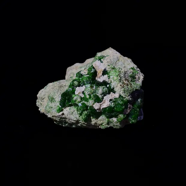 Demantoid cluster unique 005 | wholesale supplier gems, healing stones & jewelry