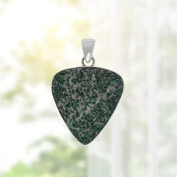 Pendentif Uvarovite, 4,4cm, rhodié, Pièces uniques 077 | Marco Schreier