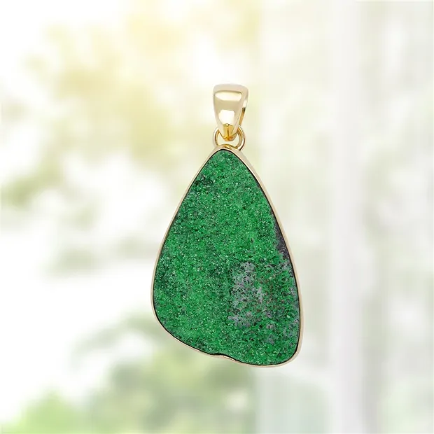 Pendente in Uvarovite, 4,8 cm, placcato oro, unico 090 | Marco Schreier